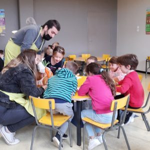 Enfants et apprentis autour d'une table